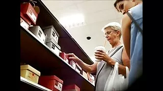Lilkina Kiisu hakkas puurida, kui ta nägi Kiimas Kukk