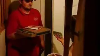 Prillidega tädi magab ja vennapoeg kepib teda suhu ja kepib teda