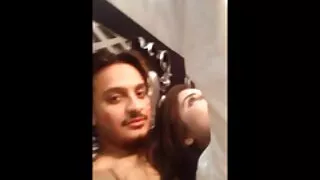 Ilus brünett kleit fucks täiesti koos partneriga