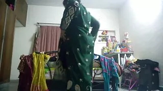Brünett Karvane Tuss masturbates magus komm