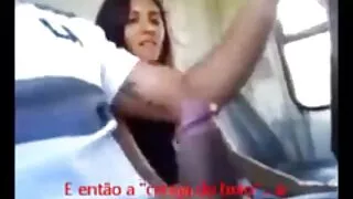 Armas brünett tegeleb enesega rahulolu