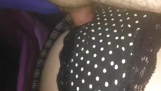 Vanem naine masturbates koos sõrmede tuss