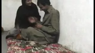 Kirglik Grupi Seksi 2 poisid ja noor mees