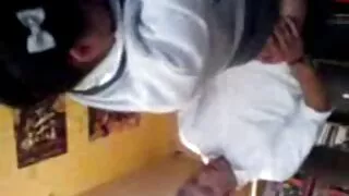 Uhke vene tüdruk andis mees kolm auku