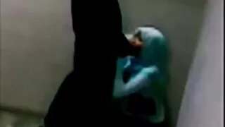 Vene Tüdruk Näitab Tuss Ja Imeb Oma tüdruk riista kaamera ees