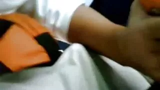 Brunette babe võrgutas mees ja alistus talle tuleb rebenenud